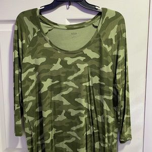 Long sleeve dark camo T-shirt V-neck